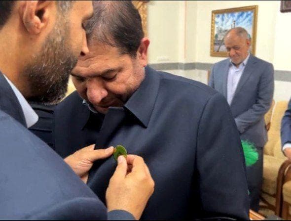 محمد مخبر با حضور در آستان حضرت عبدالعظیم(ع) به جامه خادمی ملبس شد+فیلم