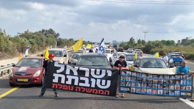 تظاهرات در سرزمین‌های اشغالی فلسطین/ معترضان قطار شهری قدس را مسدود کردند