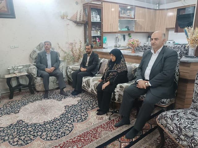 دیدار استاندار لرستان با خانواده شهید«عباس حسینی‌نسب» + فیلم