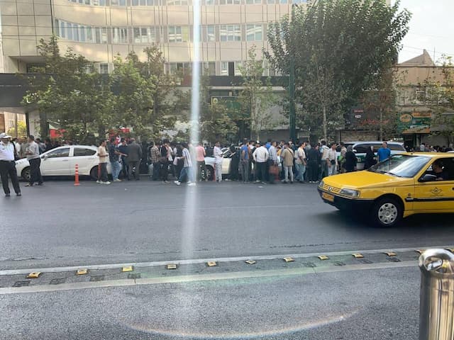 تمدید مهلت قانونی اقامت، علت ازدحام جمعیت اتباع خارجی مقابل پلیس اماکن عمومی