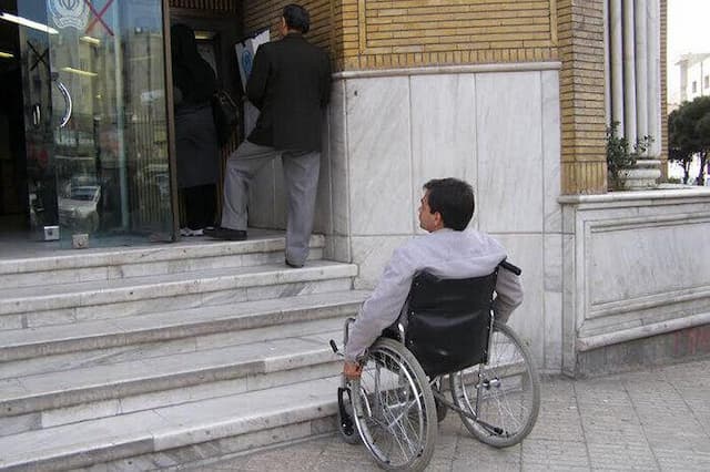 معاون استاندار خراسان رضوی: برخی بانکها به مناسب‌سازی تردد توانیابان توجهی ندارند
