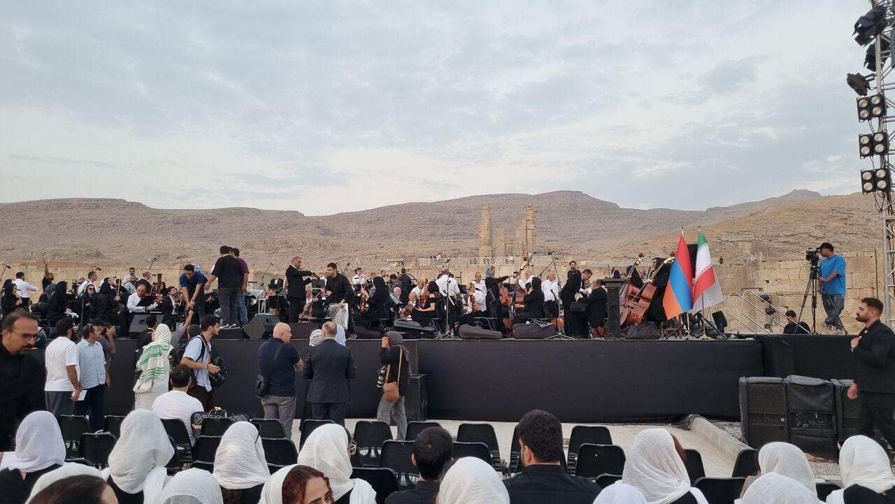 تخت جمشید میزبان نوای صلح؛ ارکستر ارمنستان و کر شیرازی برای ۱۵۰۰ تماشاگر