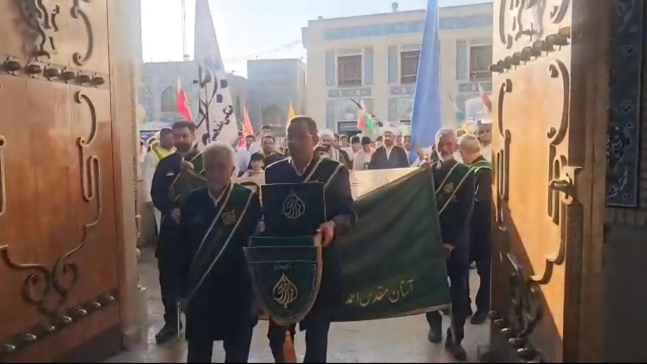 پیاده‌روی عاشقانه زائران فیروزآباد و خرامه به سوی حرم مطهر شاهچراغ(ع)