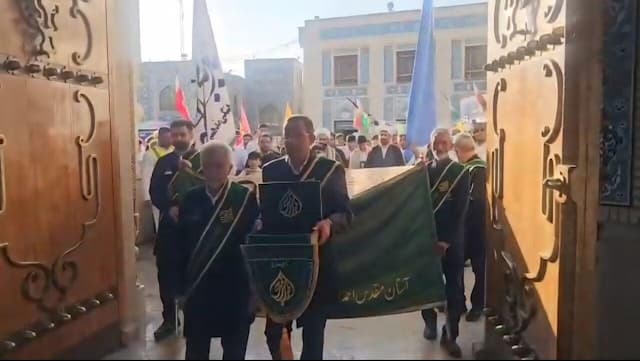 پیاده‌روی عاشقانه زائران فیروزآباد و خرامه به سوی حرم مطهر شاهچراغ(ع)