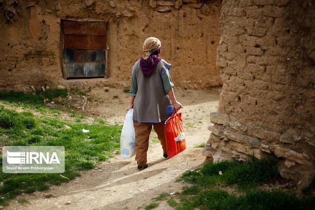بسته‌های معیشتی در روستاهای آستارا توزیع شد