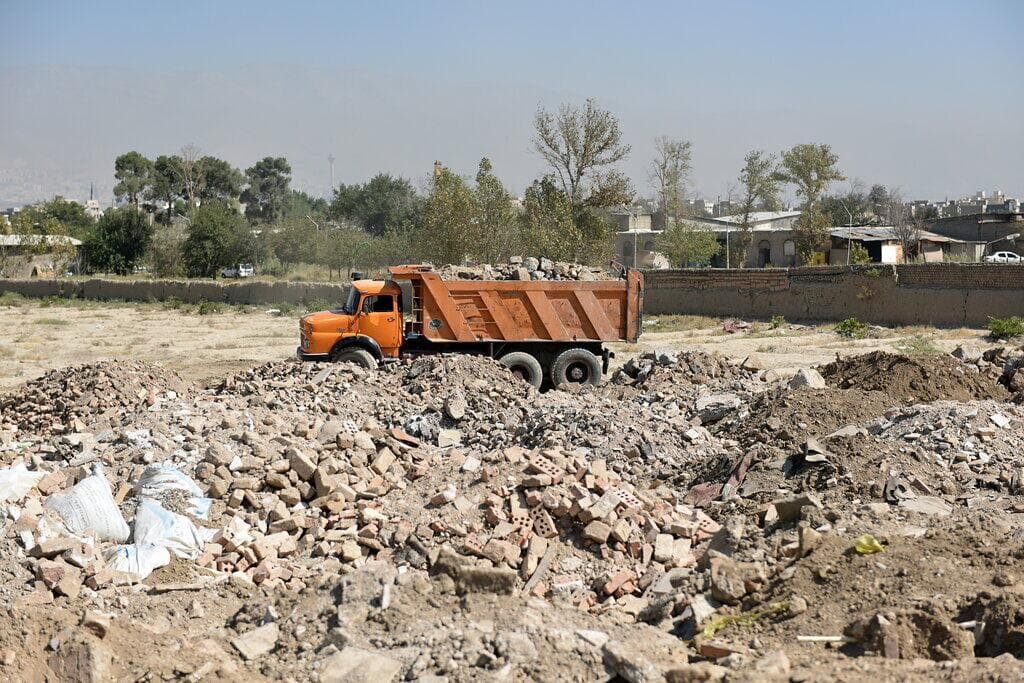 دادستان ایلام: کارت سوخت کامیون‌های متخلف حمل نخاله باطل می‌شود