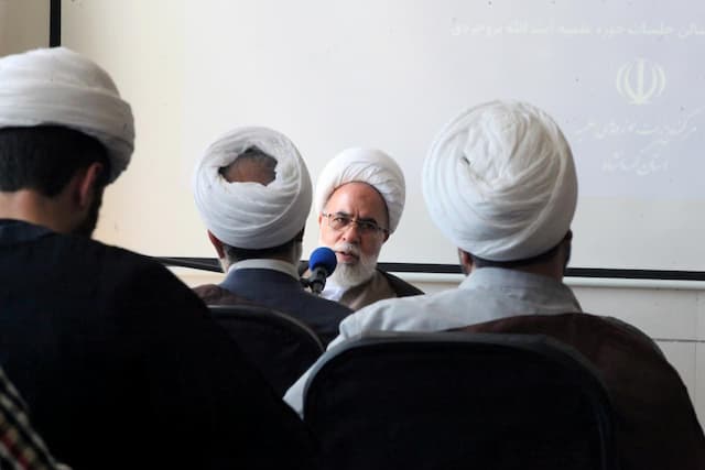 امام جمعه کرمانشاه: استاد؛ رکنِ اصلیِ تعلیم و تربیت است