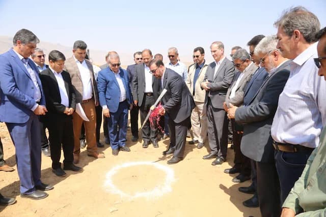آغاز عملیات اجرایی هفت نیروگاه خورشیدی در فسا با حضور استاندار فارس