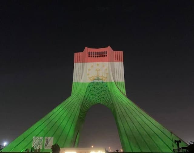 برج‌نگاره پرچم کشور تاجیکستان بر قامت برج آزادی