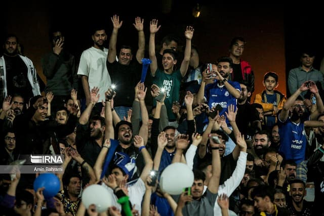 استقبال پرشور هواداران استقلال خوزستان و تهران و تکمیل ظرفیت ورزشگاه فولاد
