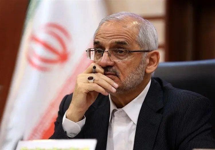 رئیس دفتر پزشکیان: پس از حمله اسرائیل به جلسه شورای عالی امنیت ملی، پای «پزشکیان» کمی زخم و سر و روی «سرلشکر موسوی» هم پر از خاک شده بود/ وزیر کشور طوری خاک تنفس کرده بود که دچار مشکل شده بود/ در پای رئیس‌جمهور خون متورم شده بود که پزشکان آن را تخلیه کردند/ در اثر اصابت موشک، در بتن شکاف ایجاد شده بود که آن را با دست باز کردند تا فرد لاغری بیرون بیاید و سپس بقیه خارج شوند