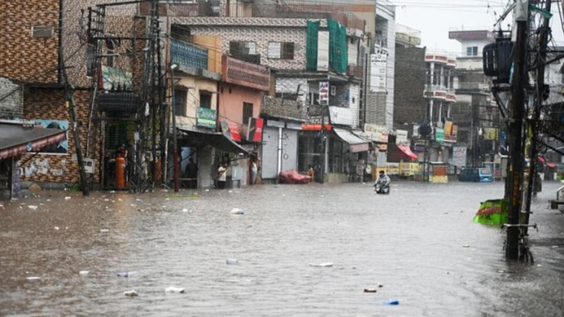 بیش از ۳۰۰ نفر بر اثر بارندگی و سیل در پاکستان جان باختند
