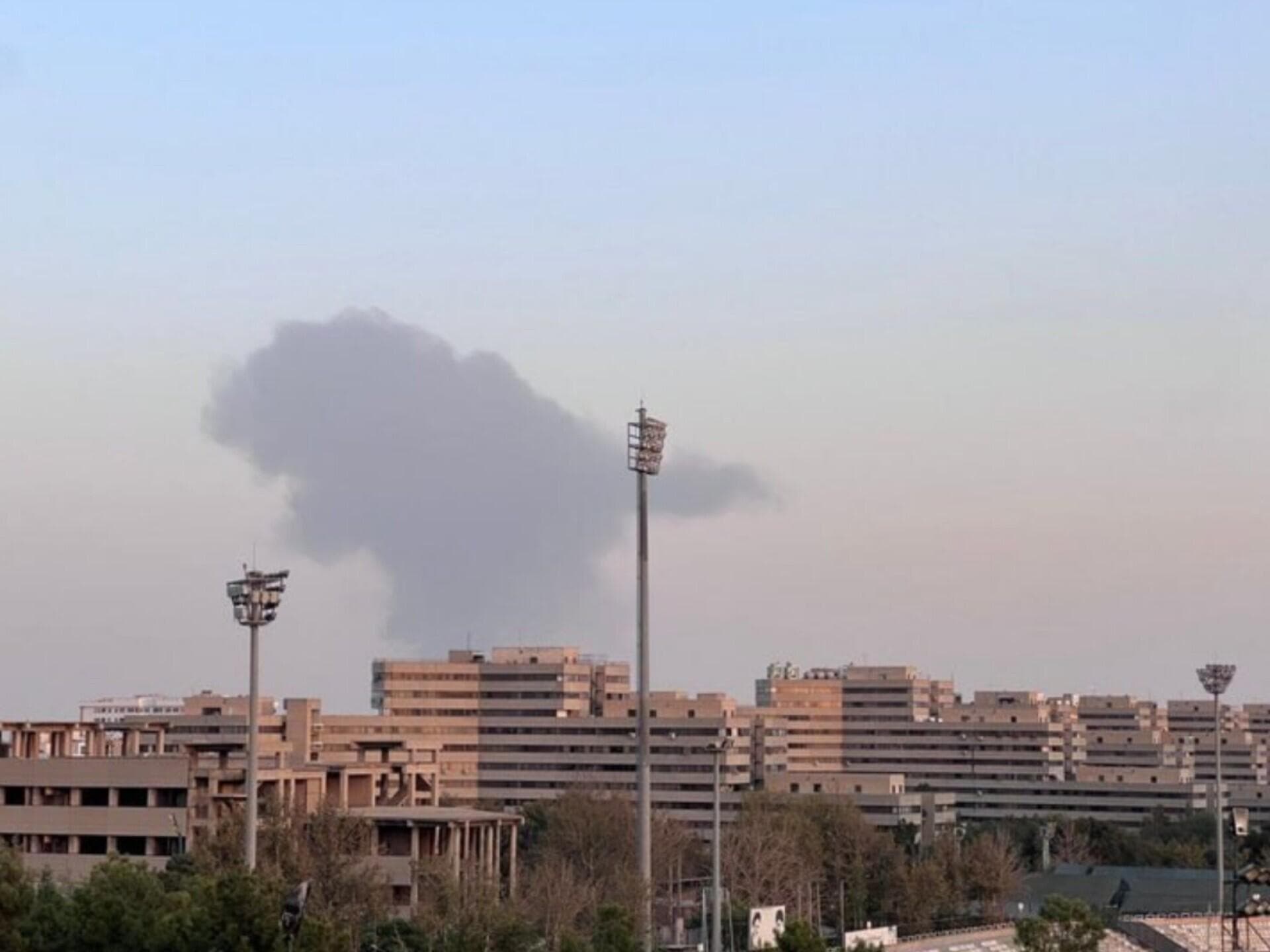 آتش‌نشانی درباره آتش‌سوزی در یک انبار نفت در جنوب تهران: تاکنون موردی از تلفات جانی یا خسارات جدی گزارش نشده/ اخبار منتشر شده مبنی بر ارتباط حادثه با پالایشگاه نفت یا انبار‌های مربوط به آن، کذب است/ آتش‌نشانان همچنان در حال عملیات برای مهار کامل حریق هستند