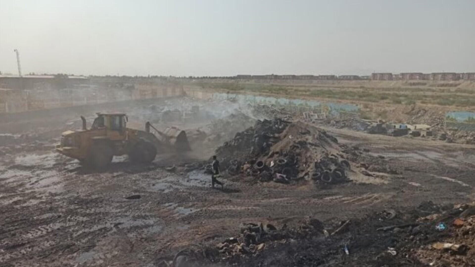 آتش‌نشانی: آتش‌سوزی ضایعات لاستیک در میدان آذربایجان تبریز، مهار شد/ به دلیل گستردگی وسایل انباشته شده، دود وسیعی محل را فرا گرفته بود/ این حادثه صدمات جانی به همراه نداشت