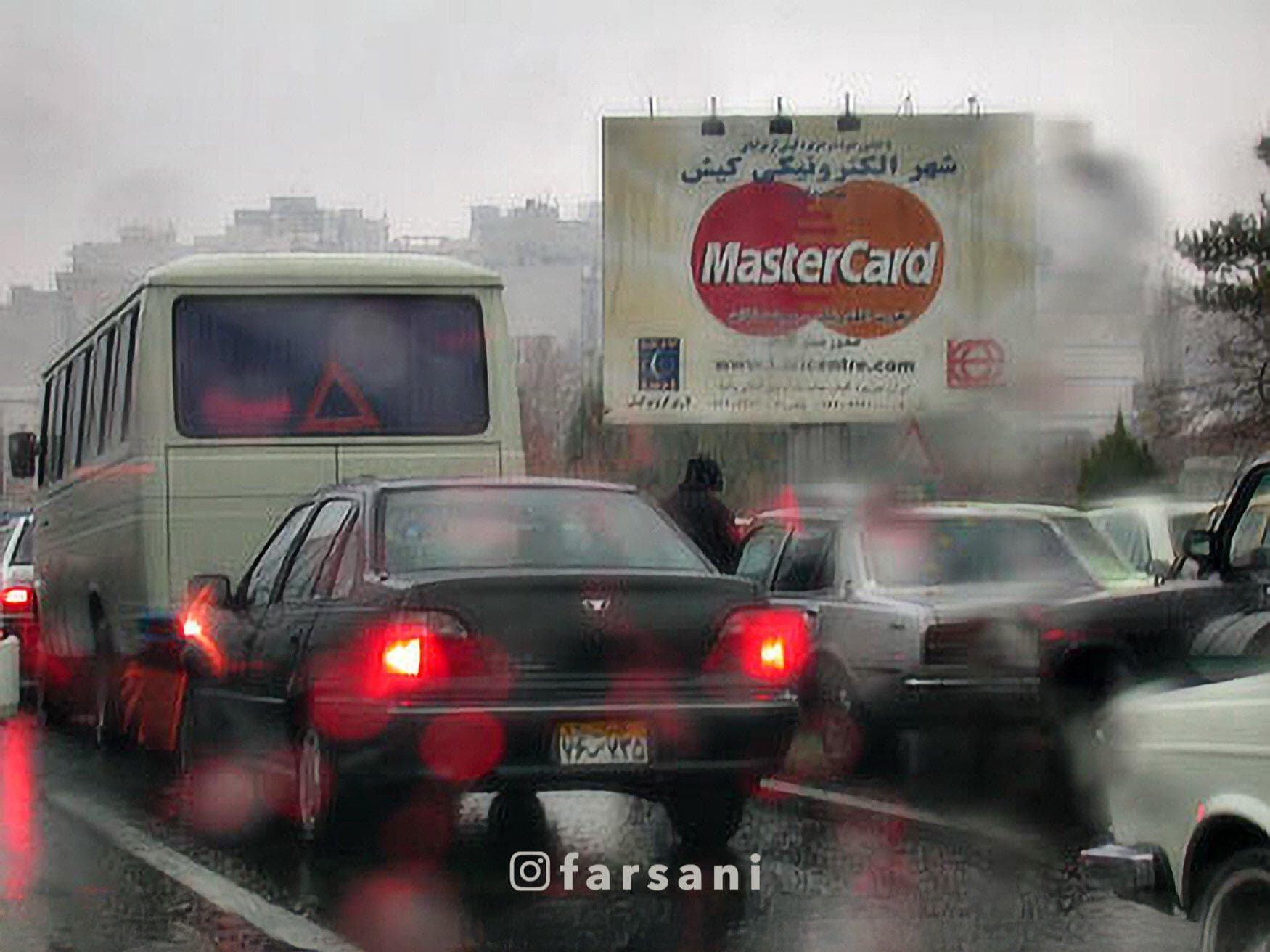 عکس/ مستر کارت روی بیلبوردی در تهران، بزرگراه کردستان - دهم آذر ۱۳۸۰