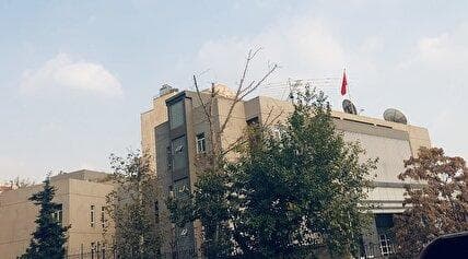 ویدیو / وضعیت عجیب و شلوغ سفارت چین در تهران