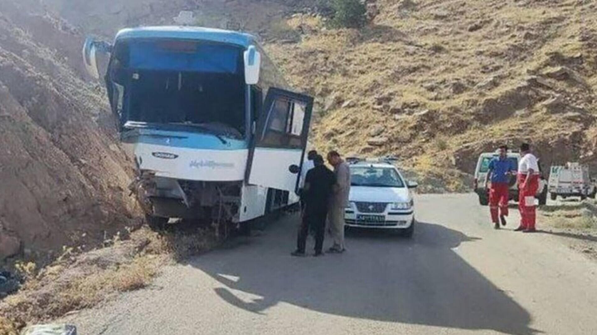 اورژانس: مصدومیت ۲۲ مسافر بر اثر انحراف اتوبوس در ورودی صدرای شیراز/ انتقال ۱۹ نفر برای دریافت خدمات درمانی پیشرفته‌تر