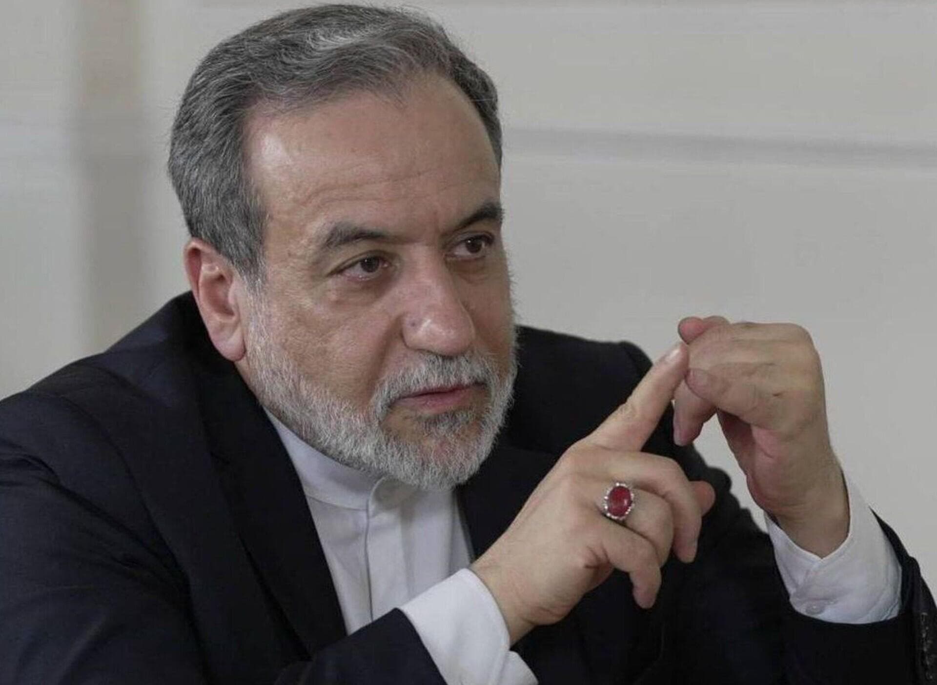 واکنش عراقچی به اخراج سفیر ایران از استرالیا: من در هیچ موضوعی با جنایتکاران جنگی موافقت نداشته‌ام، اما «نتانیاهو» درست می‌گوید که نخست‌وزیر استرالیا یک «سیاستمدار ضعیف» است/ ایران میزبان یکی از قدیمی‌ترین جوامع یهودی جهان است که دارای ده‌ها کنیسه هستند، اتهام به کشور ما درباره حمله به چنین مکان‌هایی، بی‌معنی است/ ظاهراً قرار است که تهران، بهای حمایت مردم استرالیا از فلسطین را بپردازد