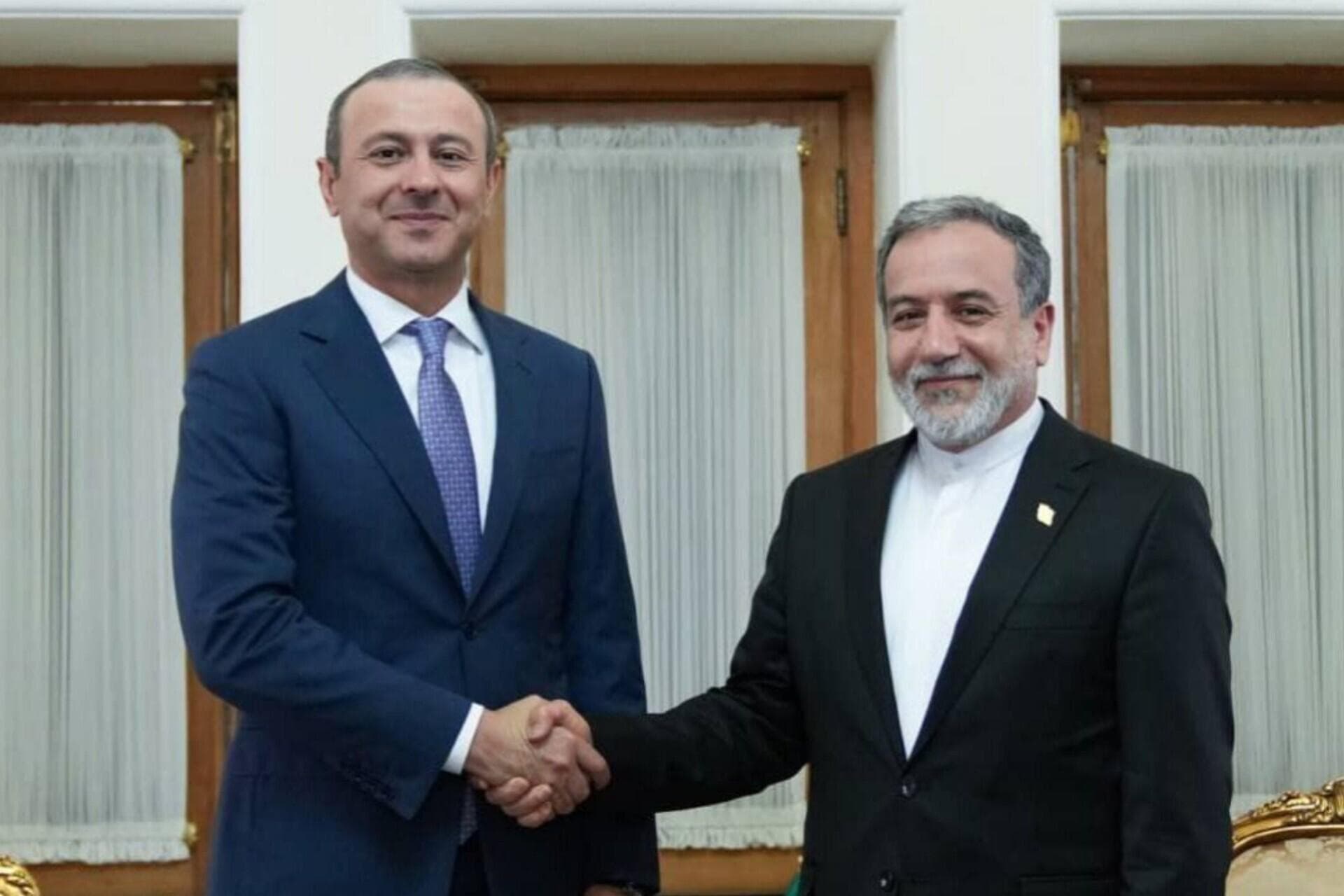 دیدار و گفت‌وگوی دبیر شورای امنیت ارمنستان با عراقچی