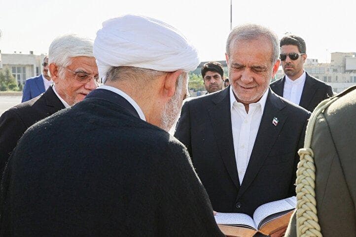 ویدیو / سفارش پزشکیان به معاون علمی ریاست جمهوری قبل از سفر به چین: پنل‌های خورشیدی شهرستان‌ها را با سرعت انجام بده؛ دستت درد نکند