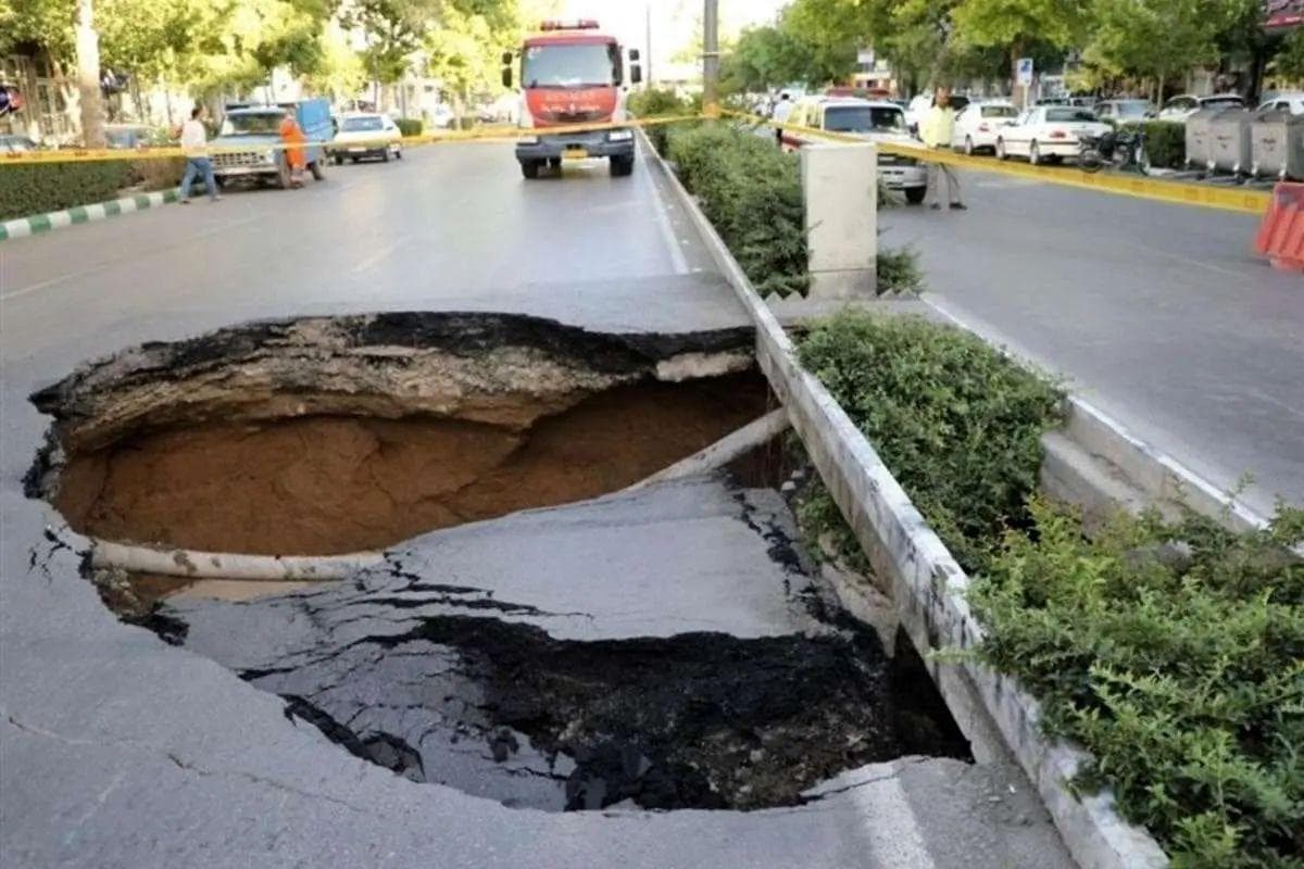 سازمان نقشه‌برداری: بالاترین فرونشست نقطه‌ای در ایران ۳۱ سانتی‌متر است، استاندارد‌های جهانی برای بیش از ۳ سانتی‌متر هشدار می‌دهند/ بهرمان کرمان با ۳۱ و منطقه‌ای در تهران با ۳۰ سانتی‌متر، در صدر فرونشست‌های کشور قرار دارند/ هیچ تغییر نگران‌کننده‌ای که دال بر وقوع زلزله‌ای بزرگ در پایتخت باشد، مشاهده نشده
