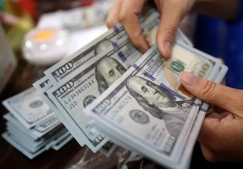 سخنگوی دولت: ما دلار بالای ۱۰۰ هزار تومان را انکار نمی‌کنیم، می‌شنویم و می‌دانیم که اتفاق می‌افتد؛ حتماً حجم بسیار بالایی از این مسئله، روانی و ناشی از نگرانی‌هایی است که در بازار به وجود می‌آید/ ارزی که با آن مبادلات صورت می‌گیرد و عددی حدود ۷۰ هزار تومان است را به رسمیت می‌شناسیم