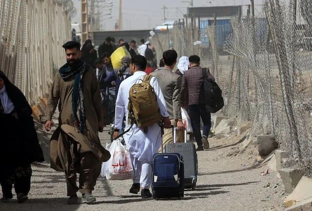 تاکنون ۱ میلیون و ۲۰۰ هزار نفر از اتباع غیر مجاز، به افغانستان برگشته‌اند/ هنوز بیش از ۲ میلیون تبعه غیر مجاز در ایران حضور دارند/ با توجه به روح و دیدگاه حاکم بر کشور، زمانی که این افراد به دنبال پناهگاه به سمت ایران آمدند، آن‌ها را پذیرش کردیم/ با افغانستان صحبت شده که مردم را کنترل کنند تا در کشور خود بمانند