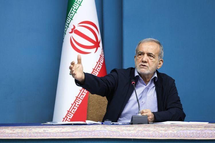 پزشکیان: علت بسیاری از اعتراضات این است که سهم افراد و گروه‌ها داده نشده؛ عده‌ای هم در مرکز با این تصور که عقل کل هستند، برای همه تصمیم می‌گیرند/ می‌توان مشکلات مردم را حل کرد، کافی است بیدار شویم و نگاه ما اصلاح شود/ به جای حل مشکل، به دنبال تغییر آدم‌ها هستیم و همه چیز را سیاسی می‌بینیم