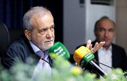 پزشکیان: من اعلام کرده‌ام و الان هم می‌گویم هر کسی که می‌تواند مشکل آب، ناترازی سوخت و کشاورزی را حل کند، این گوی و این میدان / یک عزیزی در دوران انتخابات گفت طرح داده‌ام؛ گفتم طرح را با افراد اعلام کن، می‌گذارم که مشکل را حل کنند
