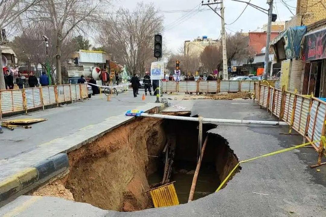 بدون تردید پر خطرترین شهر از لحاظ فرونشست، اصفهان است؛ قطع دائمی جریان زاینده رود هم تشدید کننده این مسئله است/ فرونشست در برخی مناطق استان به حدی جدی است که یک شهرک مسکونی و ۴٠ مدرسه تخلیه شده‌/ جمعیت بالای ٣ میلیون نفر را این هاله فرونشستی در برگرفته
