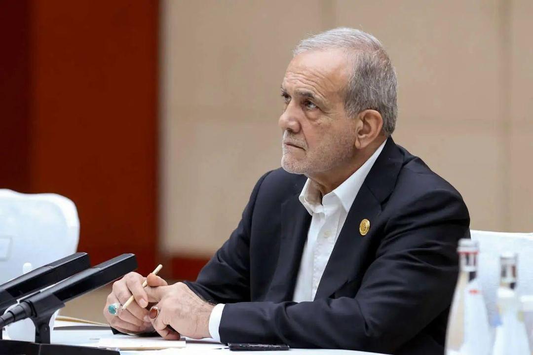 پزشکیان: درگیر آب، برق، گاز و سوخت هستیم، در صورتی که روی گنج خوابیده‌ایم/ اوایل که گفتم باید پایتخت را تغییر دهیم،‌ عده‌ای شروع کردند به مسخره کردن، در حالی که من اطلاعات امروز را نداشتم/ دریای خزر در حال خشک شدن و پس رفت آب است؛ روی دریاچه ارومیه هم سد زده‌ایم و اکنون دریاچه‌ای وجود ندارد