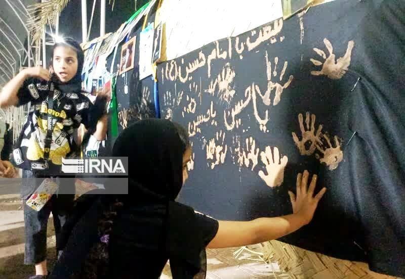 دستانی کوچک دل‌هایی بزرگ؛ کودکان حسینی میزبان زائران اربعین در چذابه