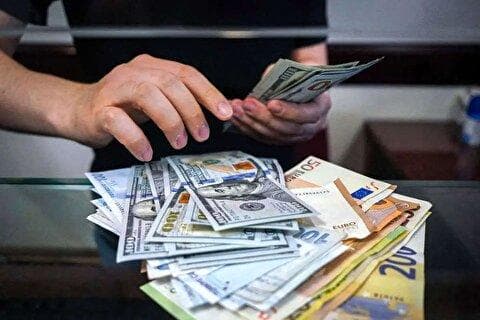 در پاییز و زمستان، با افزایش قیمت ارز روبه‌رو خواهیم شد؛ علت آن هم تورم کالا‌ها است/ کالا و ارز یک حالت الاکلنگی دارند، سه ماه کالا‌ها گران می‌شوند، سه ماه بعد ارز/ کالا‌ها در چهار ماه اخیر دو برابر شده‌اند/ در دوره جنگ ۱۲ روزه، مردم مازاد بر نیاز خود خرید کردند؛ این روند هنوز هم ادامه دارد و به نظر می‌رسد تا آخر تابستان تداوم پیدا کند