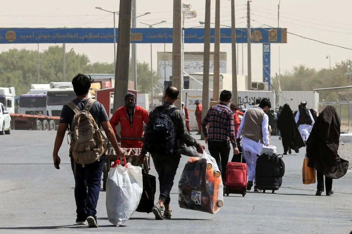 استاندار تهران: خروج ۴۵۰ هزار تبعه غیر مجاز از پایتخت/ سال گذشته ۲۲۰ هزار دانش‌آموز اتباع در مدارس استان تهران حضور داشتند؛ این عدد اکنون به ۸۰ هزار نفر رسیده/ با طرد مهاجران غیر قانونی، ساماندهی اتباع مجاز نیز انجام خواهد شد؛ به‌گونه‌ای که محل اسکان و نوع اشتغال آن‌ها تحت نظر ما تعیین شود/ انتقال آب از سد طالقان، طی روز‌های آینده افتتاح می‌شود