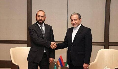 وزیر خارجه ارمنستان عراقچی را از موافقتنامه صلح با جمهوری آذربایجان مطلع کرد / عراقچی به همتای ارمنی: توافق با باکو نباید دسترسی ایران به مسیر‌های دیگر را قطع کند / در هر تصمیم و اقدامی باید احترام به حاکمیت ملی و تمامیت ارضی کشور‌ها کاملا رعایت شود