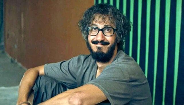 مرد عینکی؛ تقلیدی ناتمام از سینمای کمدی اکشن