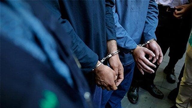 دستگیری باند سارقان به عنف پیک‌های موتوری در بندرعباس 