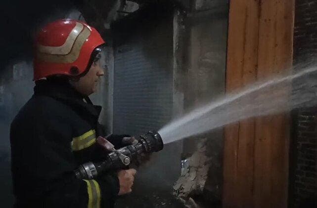 آتش‌سوزی مجتمع ۶ طبقه در اصفهان؛ حادثه تلفات جانی نداشت