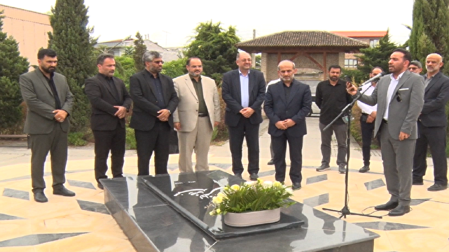 ادای احترام رئیس رسانه ملی به آرامگاه قلندر موسیقی ایران زمین