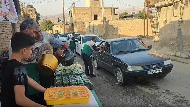 گوشه‌هایی از موکب باصفای اهالی روستای تکه در سالروز شهادت امام رضا (ع) + فیلم