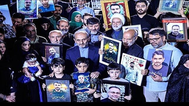 تقدیر از شهدای جنگ ۱۲روزه مقابل ساختمان شیشه‌ای