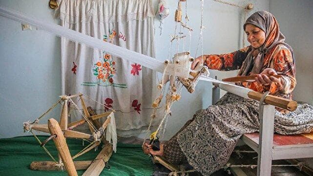 وقتی دستان هنرمند بانوان، یک روستا را جهانی می‌کند