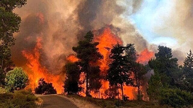 طبیعت لرستان در محاصره آتش‌های دنباله دار؛ جنگ با شعله‌ها ادامه دارد