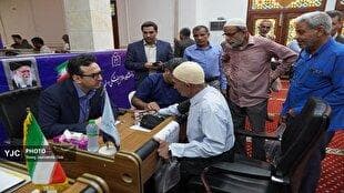 گزارش تصویری از برپایی میز خدمت در مصلی بندرعباس