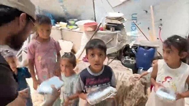 توزیع غذای گرم و بسته‌های معیشتی هلال احمر ایران میان مردم غزه + فیلم
