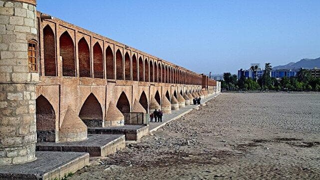افق زاینده‌رود زیر سایه بتن وشیشه؛ میراث تاریخی اصفهان درگیر بی‌تدبیری