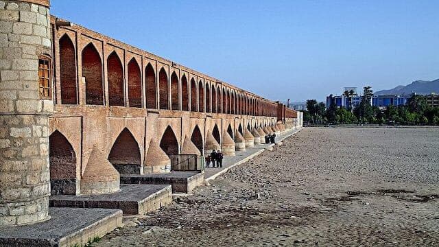 افق زاینده‌رود زیر سایه بتن وشیشه؛ میراث تاریخی اصفهان درگیر بی‌تدبیری