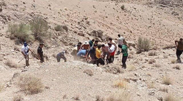 ۱۵۰ دقیقه عملیات مرگ و زندگی؛ نجات کوهنورد گرفتار در صخره‌های زرند
