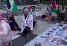 فیلم/ تشییع نمادین روزنامه‌نگاران فلسطینی در پایتخت سوئد