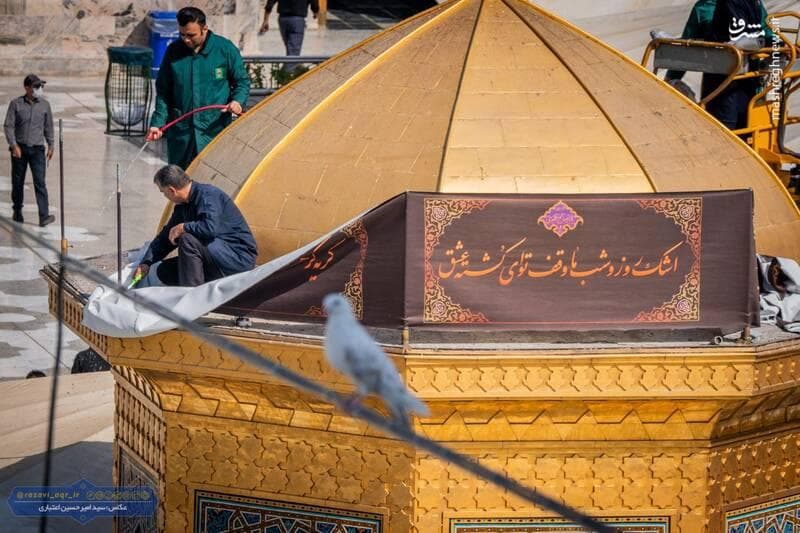 عکس/ نصب کتیبه‌های شهادت امام رضا(ع) در حرم رضوی